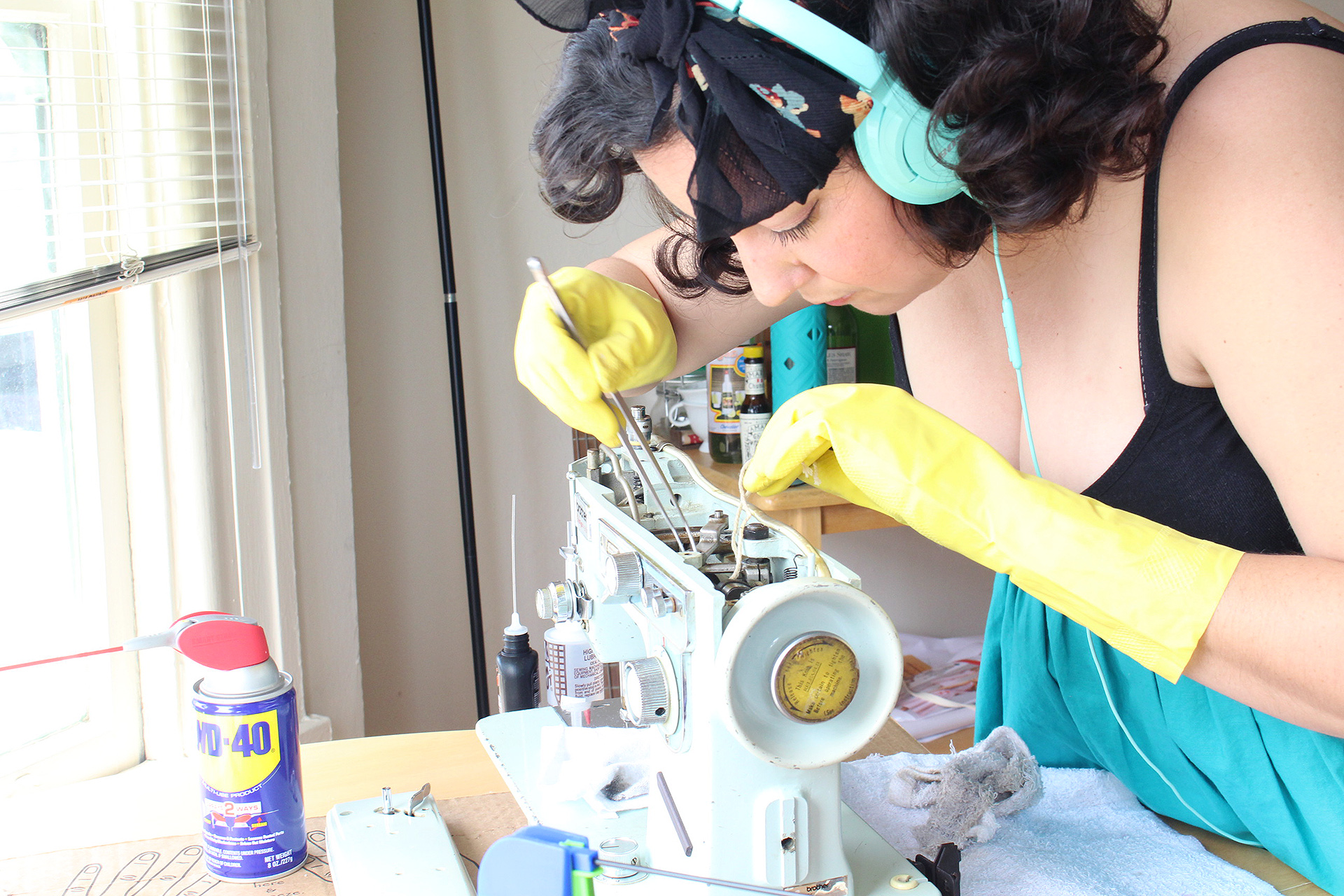 Cleaning interior of Vintage Brother Charger 651, Refurbishing a Vintage Sewing Machine | @vintageontap