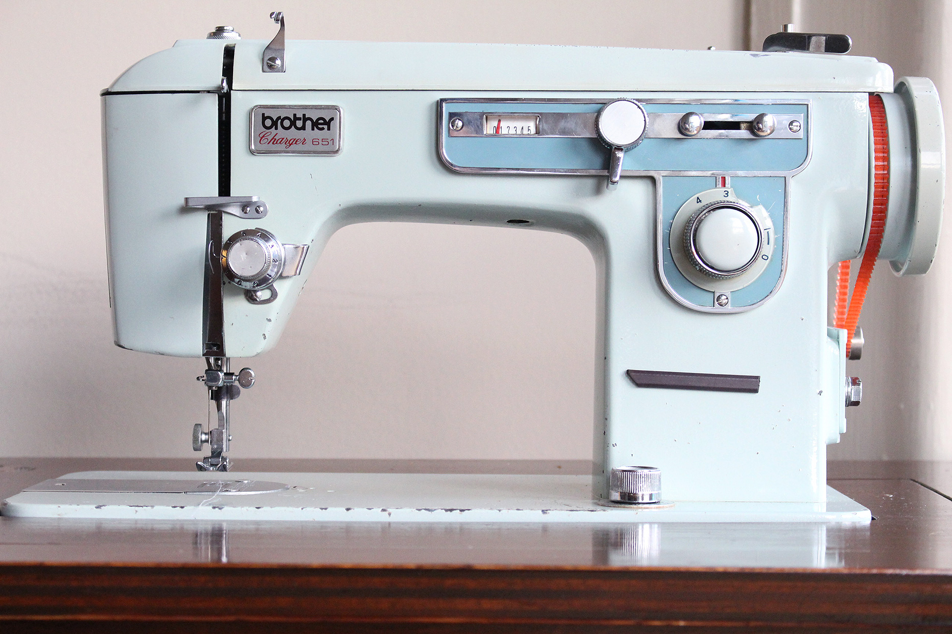 Vintage Brother Charger 651, Refurbishing a Vintage Sewing Machine | @vintageontap