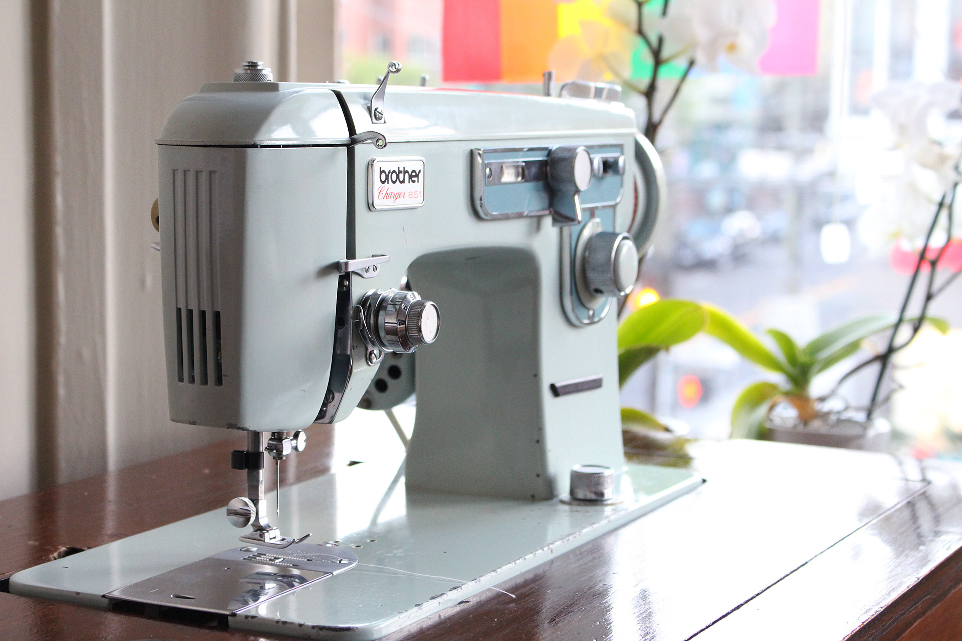 Vintage Brother Charger 651, Refurbishing a Vintage Sewing Machine | @vintageontap